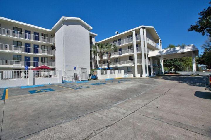 מוטל Loyalty Inn Tallahassee