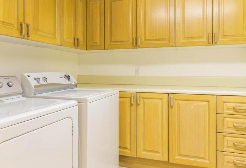 هتل Alupang Beach Tower