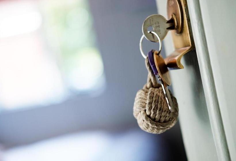 هتل Bel And The Dragon Churt