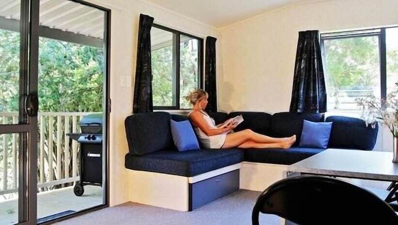 בית מלון כפרי Russell   Orongo Bay Holiday Park