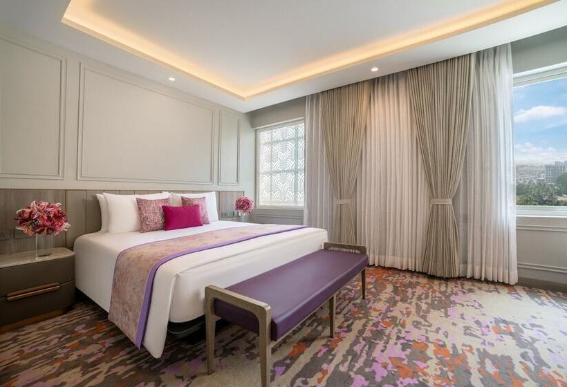 هتل Vivanta Ahmedabad Sg Highway