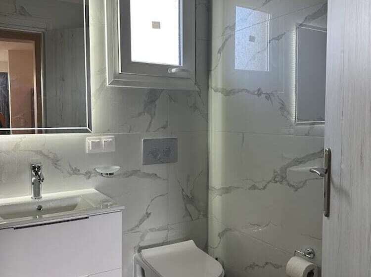 هتل Aqua Luxury Suites By Estia