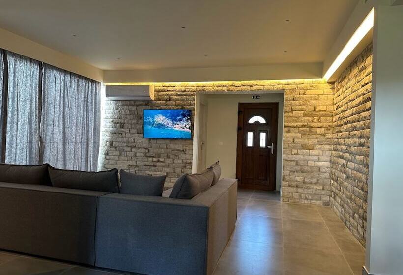 هتل Aqua Luxury Suites By Estia