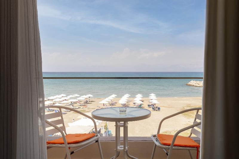 هتل Aqua Luxury Suites By Estia