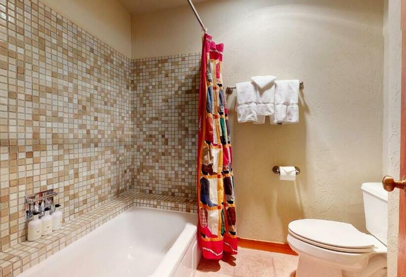 فندق 1123 Indian Paintbrush