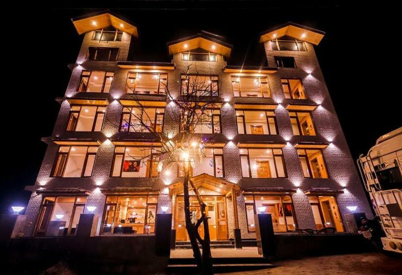 호텔 Old Smugglers With Balcony Mountain View Ac Hot And Cold Near To Hadimba Temple Near To Mall Road