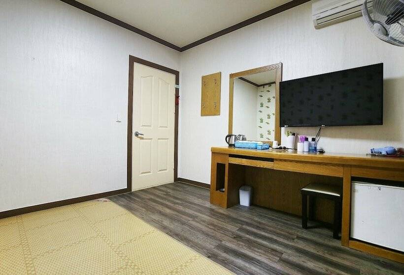 Nonsan Hwangje Motel