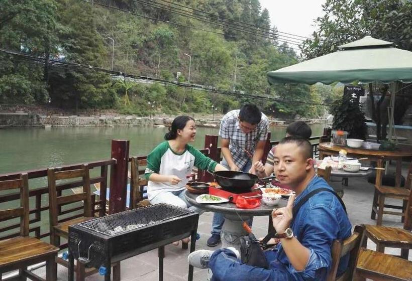 فندق Fenghuang Tujia Ethnic Minority River View