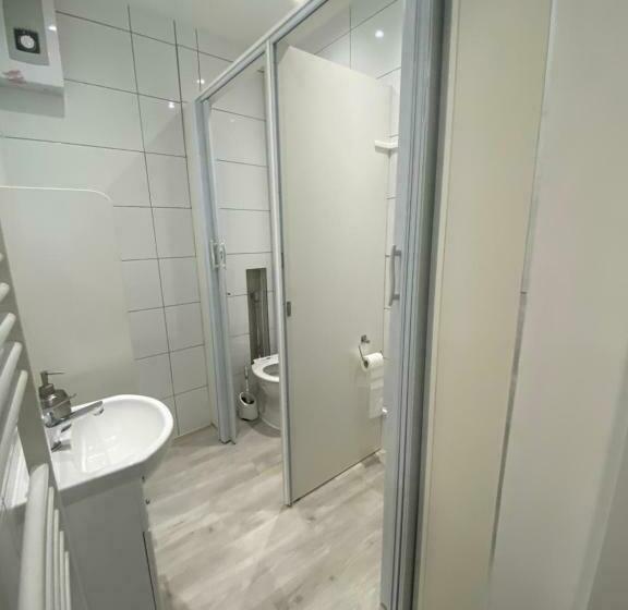 旅馆 Noclegi Pracownicze Parking Busy