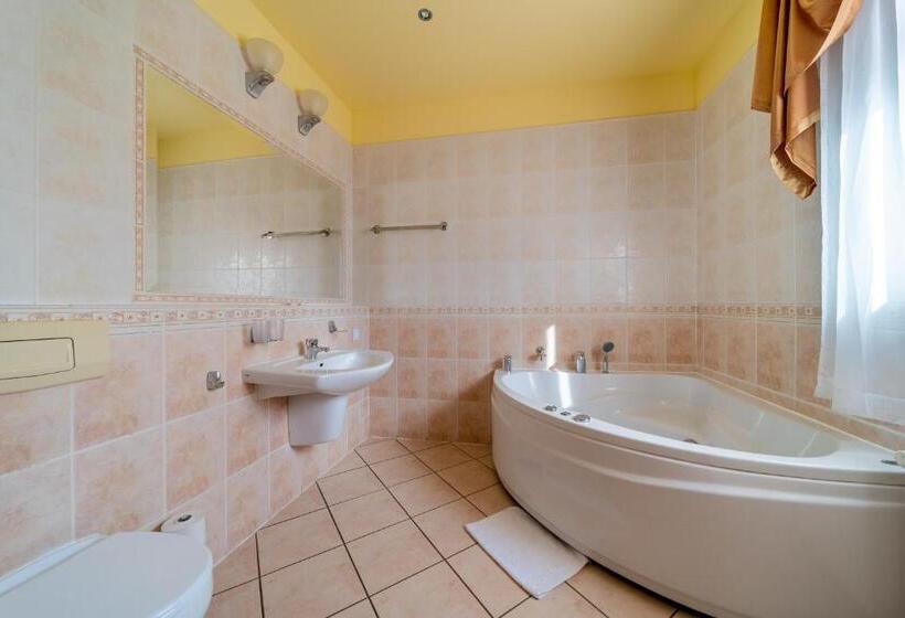 تختخواب و صبحانه Rezydencja Patria