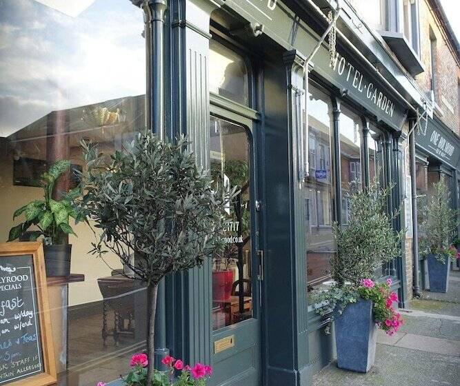 تختخواب و صبحانه One Holyrood Hotel & Cafe