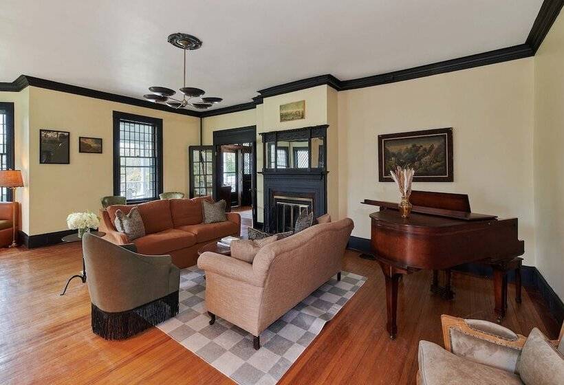 تختخواب و صبحانه The Constance, The Whitlock, & The Dewey By The Lenox Collection