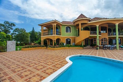 هتل Milbrooks Resort