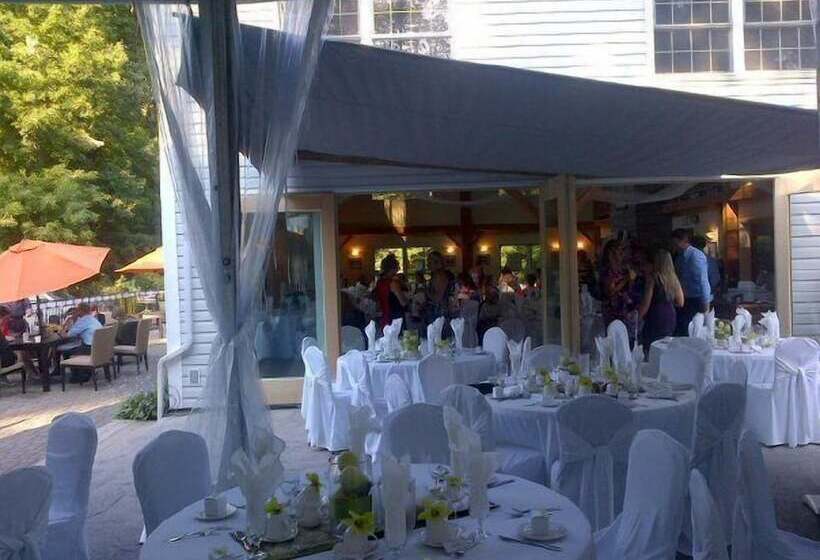 هتل Timber House Resort