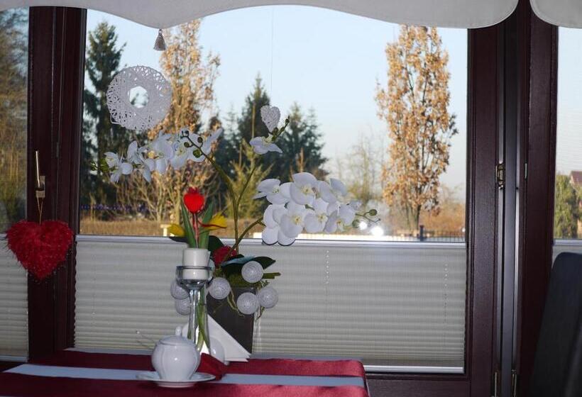 تختخواب و صبحانه Dworek W Płoni
