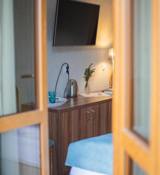 הוסטל Pod Wzgórzem Bed & Breakfast