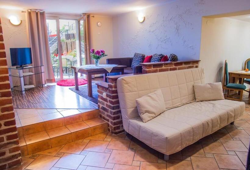 הוסטל Pod Wzgórzem Bed & Breakfast
