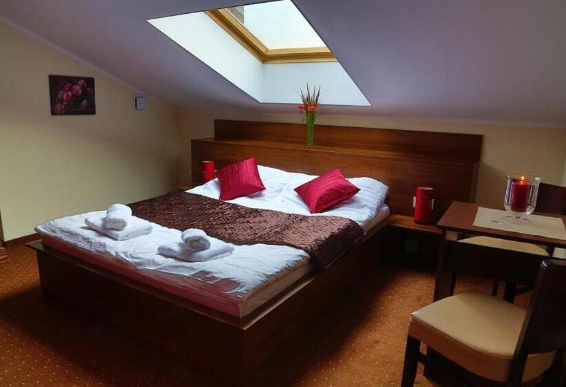 הוסטל Pod Wzgórzem Bed & Breakfast