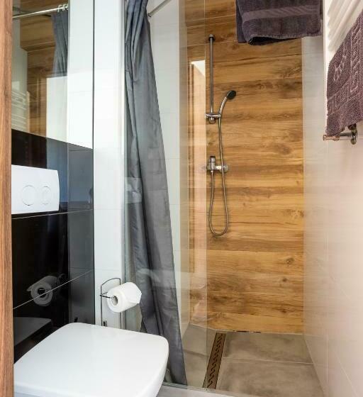 هتل Noclegijarocin Bed & Breakfast