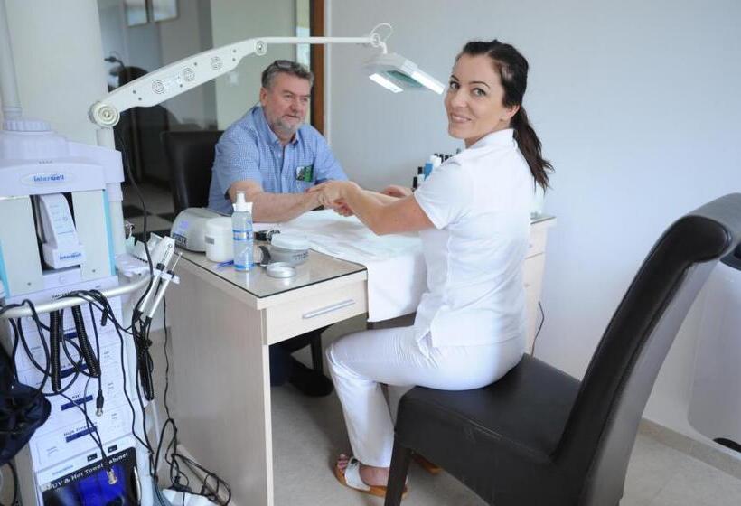 リゾートホテル Wichrowe Wzgórze Chmielno