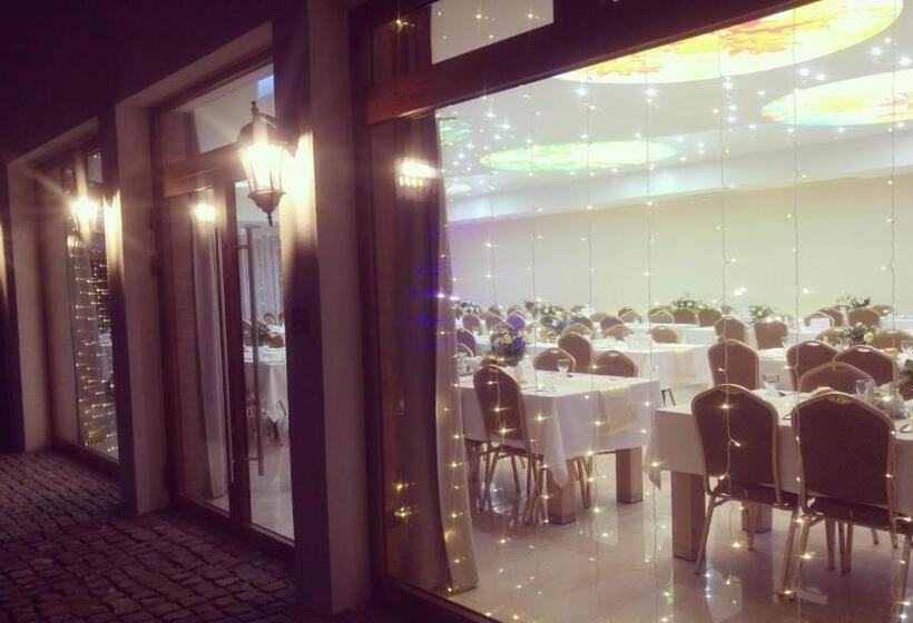 リゾートホテル Wichrowe Wzgórze Chmielno