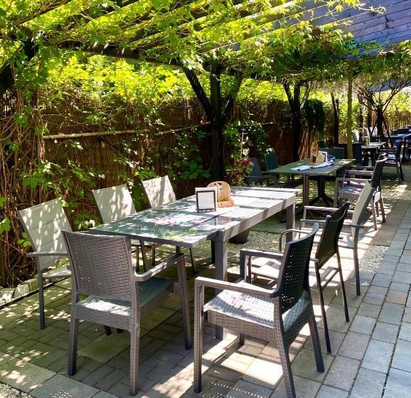 تختخواب و صبحانه Old Tree Home & Restaurant