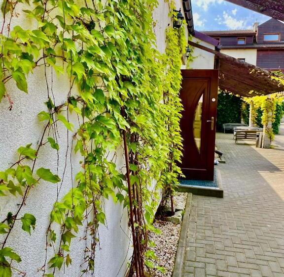 تختخواب و صبحانه Old Tree Home & Restaurant