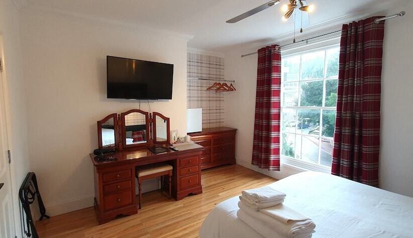 פנסיון Midway Guest House