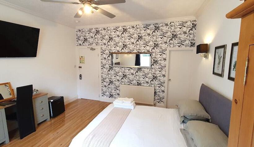 פנסיון Midway Guest House