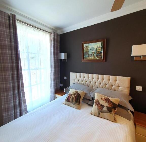 פנסיון Midway Guest House