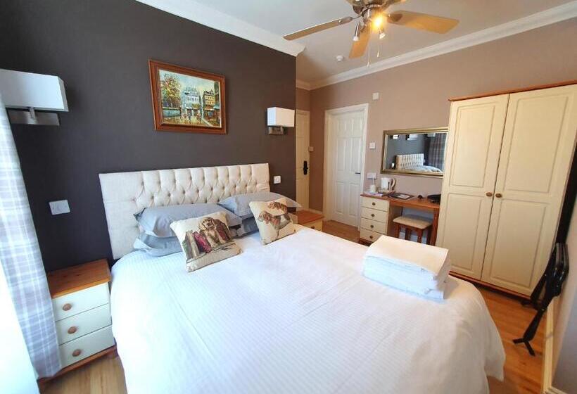 پانسیون Midway Guest House