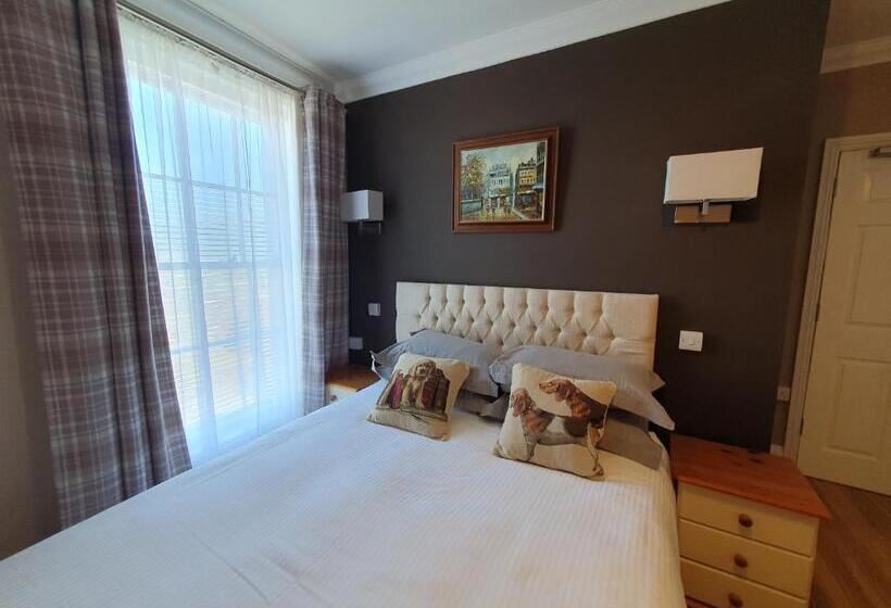 פנסיון Midway Guest House