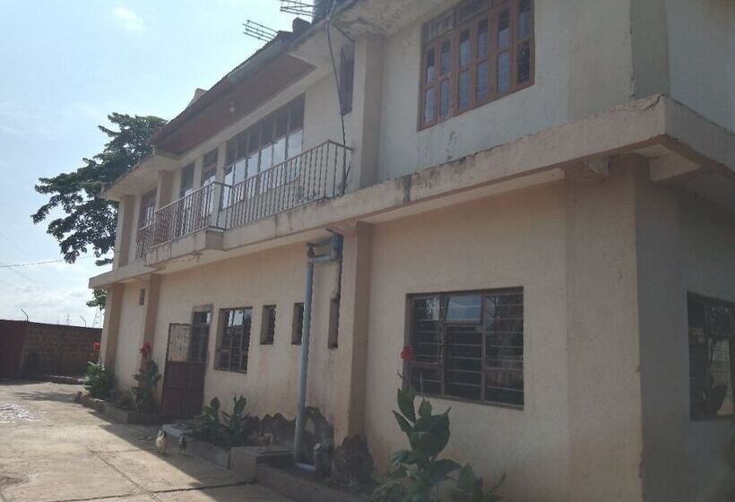 هتل Kinyaiya S Farm Lodge