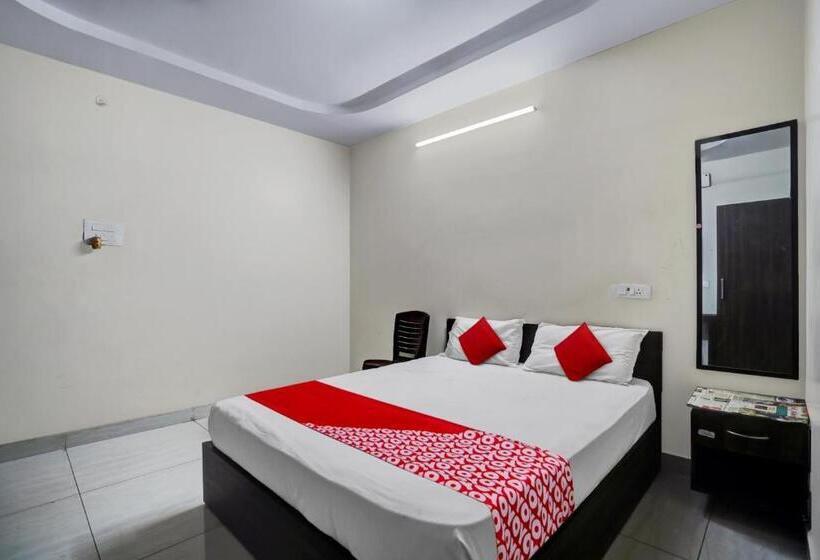 בית מלון כפרי Oyo Flagship 80698 Vara Residency