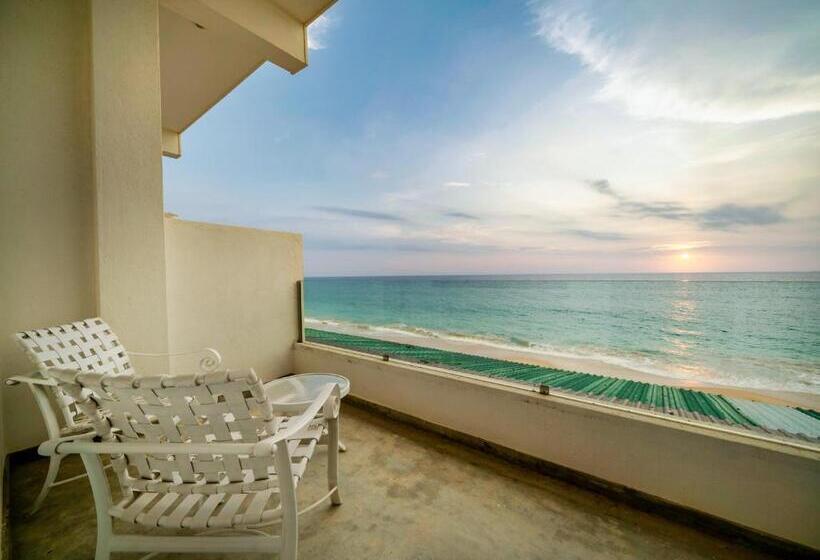 Отель Sky Breeze Right On The Beach