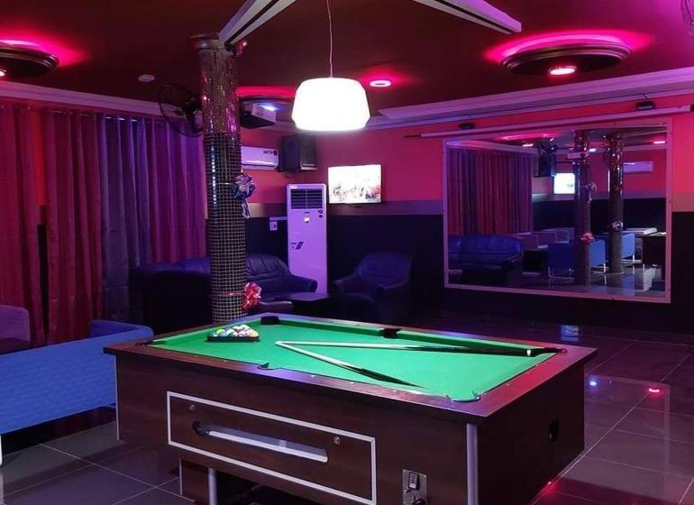 پانسیون Room In Guest Room   Deluxe Twin Beds That Sleeps 3 In Royal Blue Guest House And Bar