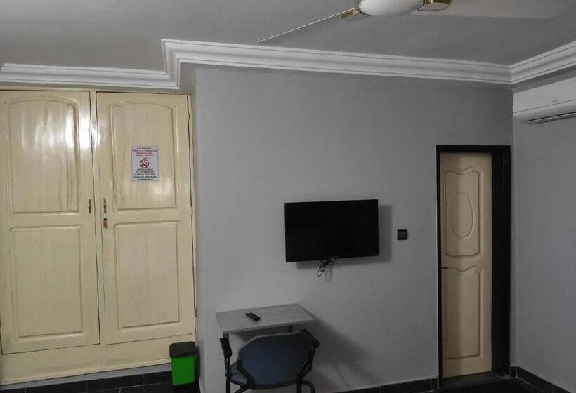 پانسیون Room In Guest Room   Deluxe Twin Beds That Sleeps 3 In Royal Blue Guest House And Bar