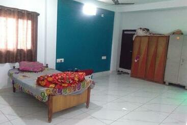 هاستل Your Home Stay