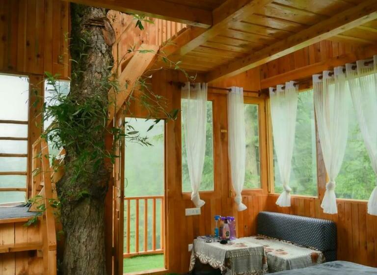 مبيت وإفطار Cliff Haven Treehouse & Cottages Jibhi