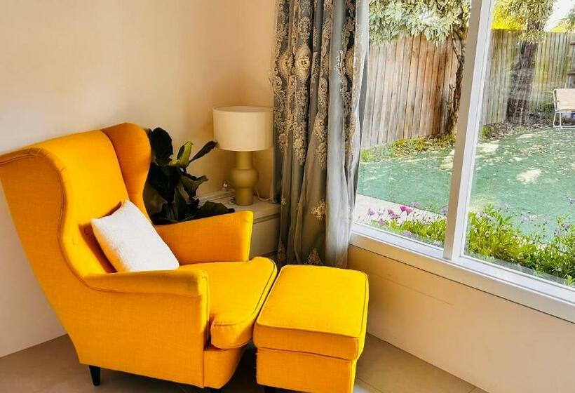 Пансион Cosy Well Equipped Studio With King Bed, Free Parking & Wifi, Near Deakin Uni And 24hours Kmart
