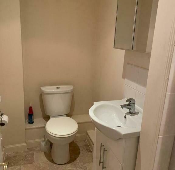 پانسیون Lovely Shared 3 Bed Home Near The Thames