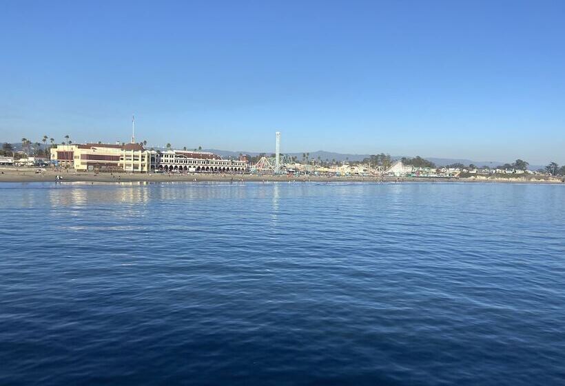 تختخواب و صبحانه The Boardwalk Beach House