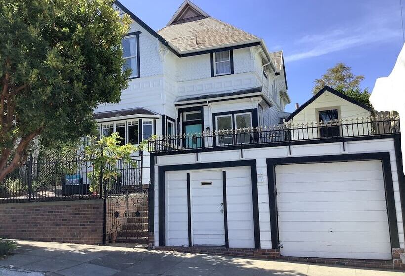 تختخواب و صبحانه The Boardwalk Beach House