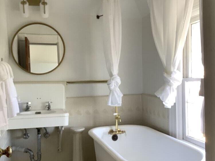 تختخواب و صبحانه The Boardwalk Beach House