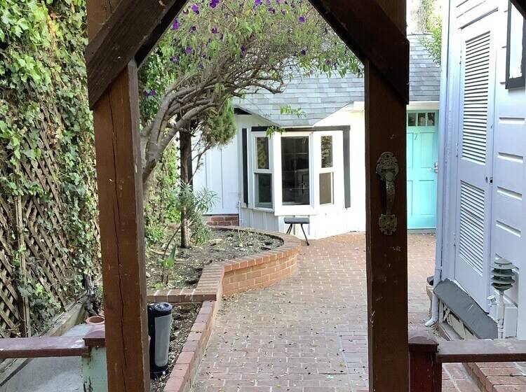 تختخواب و صبحانه The Boardwalk Beach House