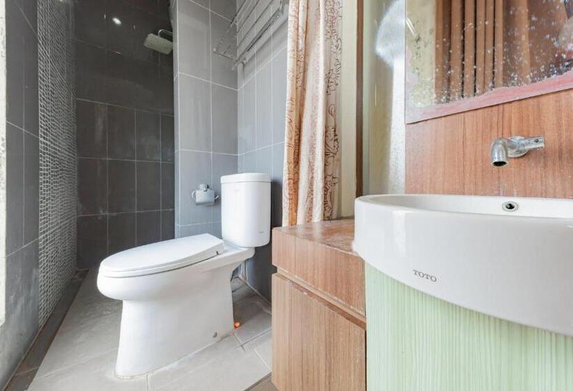 Отель Reddoorz Syariah Near Alun Alun Pelabuhan Ratu