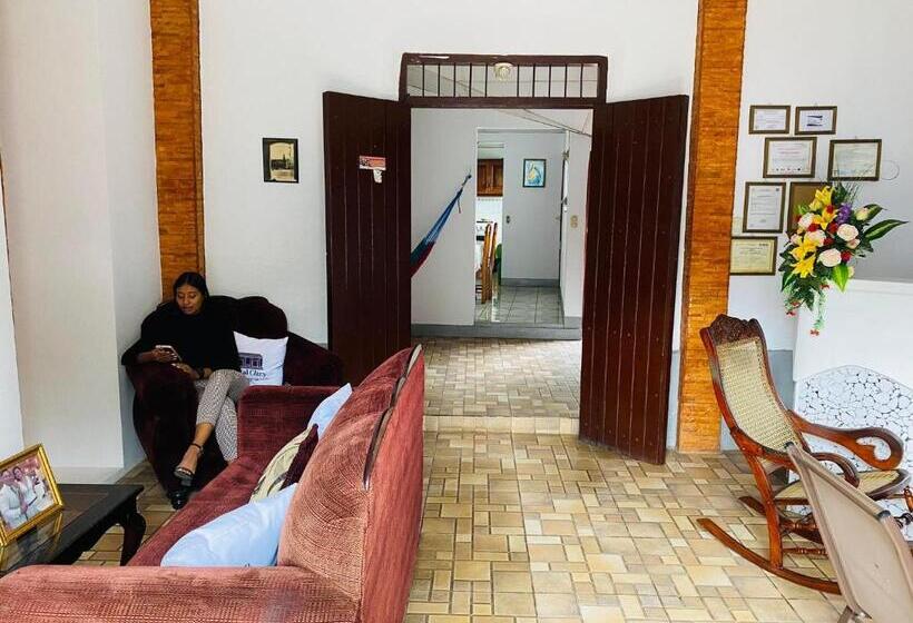 پانسیون Hostal Clary