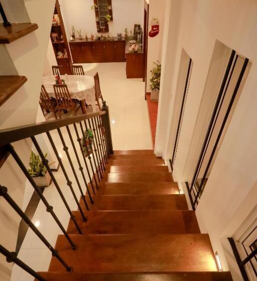 تختخواب و صبحانه Howick Residence