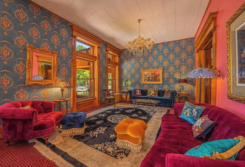 تختخواب و صبحانه Orman Mansion   Pueblo S Most Luxurious Stay!