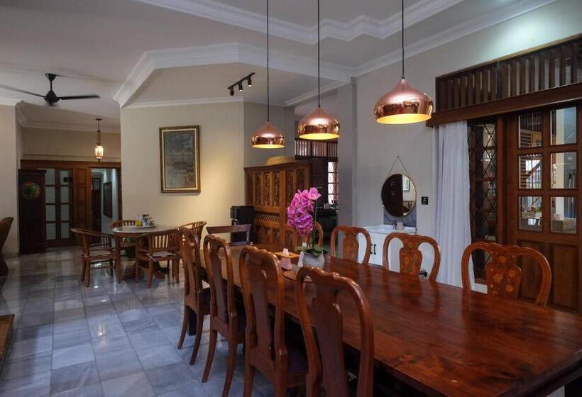 هتل Sareh Villa By The Lavana